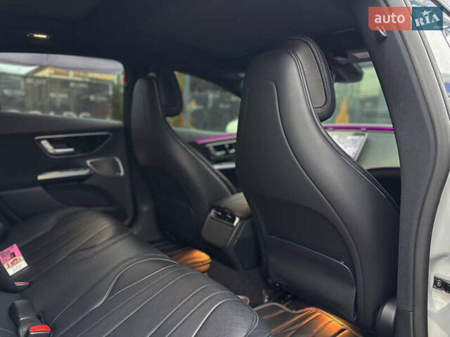 Серый Мерседес EQE, объемом двигателя 0 л и пробегом 18 тыс. км за 50000 $, фото 11 на Automoto.ua