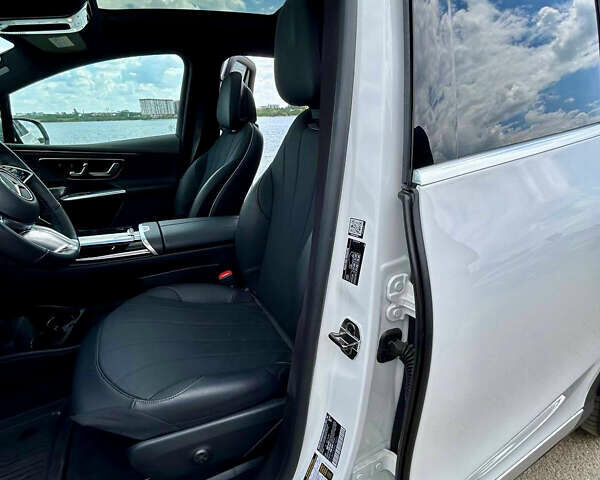 Белый Мерседес EQE SUV, объемом двигателя 0 л и пробегом 17 тыс. км за 52500 $, фото 33 на Automoto.ua