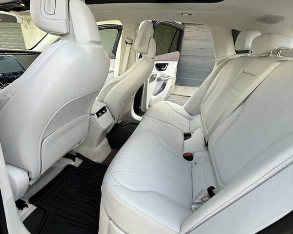 Сірий Мерседес EQE SUV, об'ємом двигуна 0 л та пробігом 16 тис. км за 51500 $, фото 17 на Automoto.ua