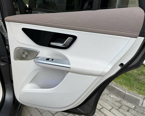 Сірий Мерседес EQE SUV, об'ємом двигуна 0 л та пробігом 16 тис. км за 51500 $, фото 26 на Automoto.ua