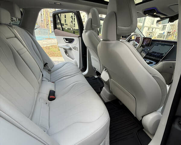 Сірий Мерседес EQE SUV, об'ємом двигуна 0 л та пробігом 16 тис. км за 51500 $, фото 16 на Automoto.ua