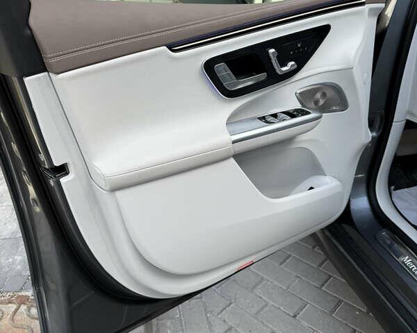 Сірий Мерседес EQE SUV, об'ємом двигуна 0 л та пробігом 16 тис. км за 51500 $, фото 25 на Automoto.ua