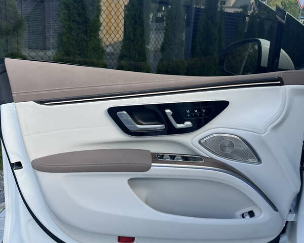 Белый Мерседес EQS, объемом двигателя 0 л и пробегом 53 тыс. км за 47000 $, фото 24 на Automoto.ua