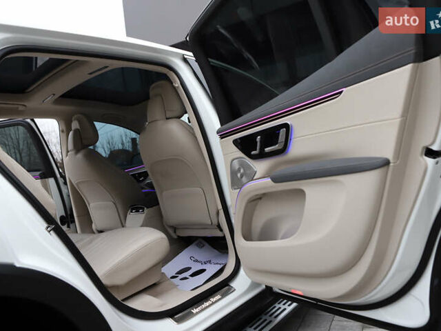 Белый Мерседес EQS SUV, объемом двигателя 0 л и пробегом 32 тыс. км за 56900 $, фото 116 на Automoto.ua