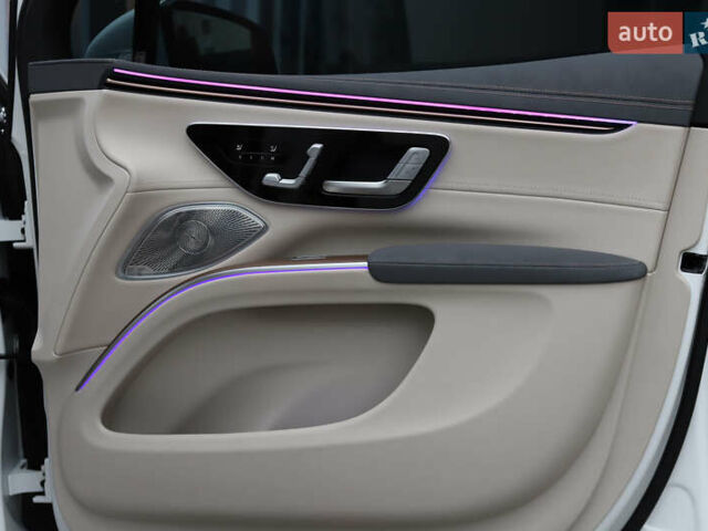 Белый Мерседес EQS SUV, объемом двигателя 0 л и пробегом 32 тыс. км за 56900 $, фото 101 на Automoto.ua