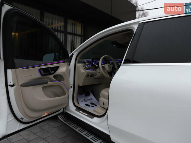 Белый Мерседес EQS SUV, объемом двигателя 0 л и пробегом 32 тыс. км за 56900 $, фото 69 на Automoto.ua