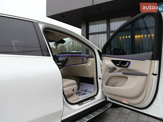 Белый Мерседес EQS SUV, объемом двигателя 0 л и пробегом 32 тыс. км за 56900 $, фото 102 на Automoto.ua