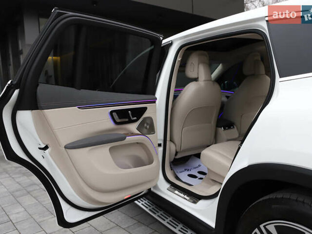 Белый Мерседес EQS SUV, объемом двигателя 0 л и пробегом 32 тыс. км за 56900 $, фото 107 на Automoto.ua