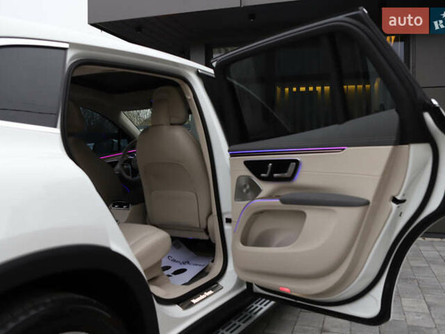 Белый Мерседес EQS SUV, объемом двигателя 0 л и пробегом 32 тыс. км за 56900 $, фото 115 на Automoto.ua