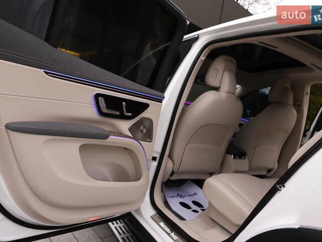 Белый Мерседес EQS SUV, объемом двигателя 0 л и пробегом 32 тыс. км за 56900 $, фото 108 на Automoto.ua