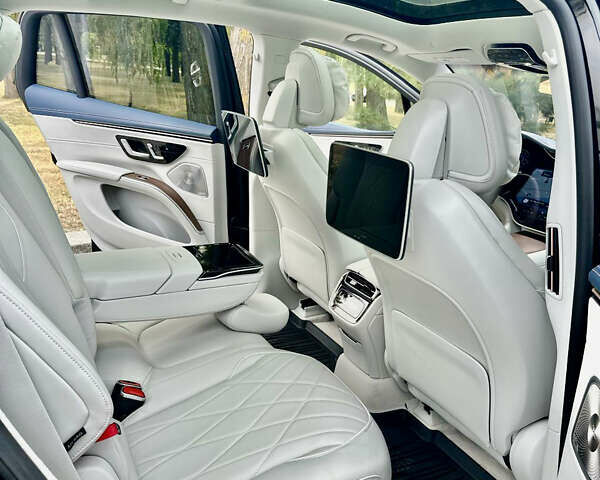 Черный Мерседес EQS SUV, объемом двигателя 0 л и пробегом 16 тыс. км за 83000 $, фото 13 на Automoto.ua