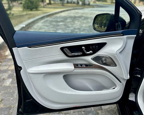 Черный Мерседес EQS SUV, объемом двигателя 0 л и пробегом 16 тыс. км за 83000 $, фото 17 на Automoto.ua