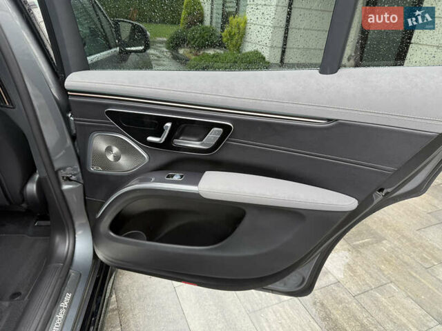 Серый Мерседес EQS SUV, объемом двигателя 0 л и пробегом 26 тыс. км за 61900 $, фото 24 на Automoto.ua