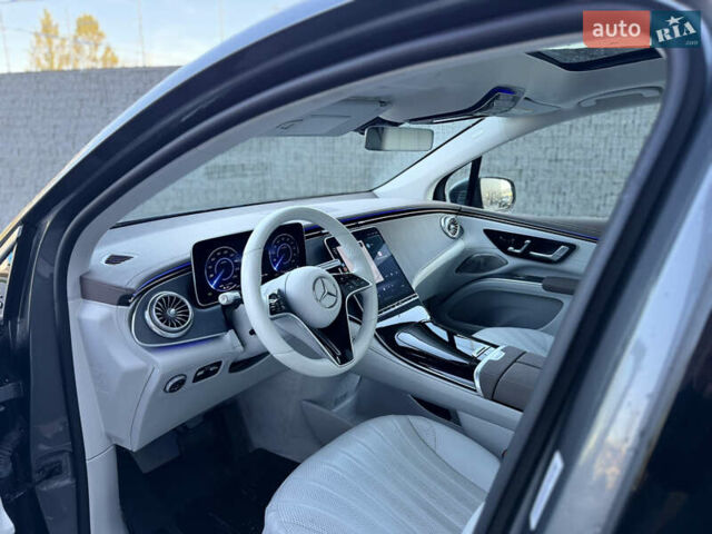 Серый Мерседес EQS SUV, объемом двигателя 0 л и пробегом 31 тыс. км за 57999 $, фото 23 на Automoto.ua