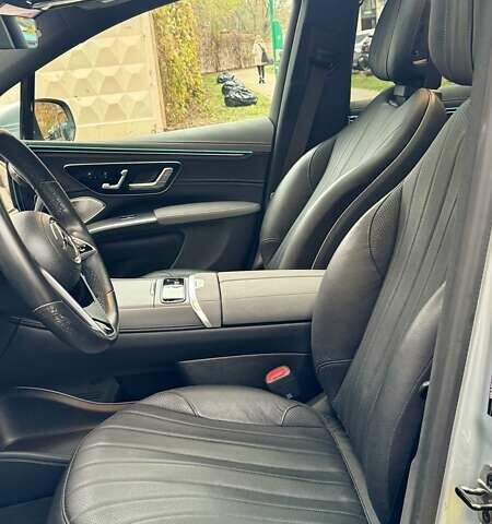 Серый Мерседес EQS SUV, объемом двигателя 0 л и пробегом 27 тыс. км за 78000 $, фото 6 на Automoto.ua