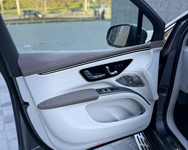 Серый Мерседес EQS SUV, объемом двигателя 0 л и пробегом 31 тыс. км за 57999 $, фото 17 на Automoto.ua