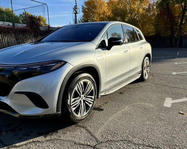 Серый Мерседес EQS SUV, объемом двигателя 0 л и пробегом 31 тыс. км за 72000 $, фото 24 на Automoto.ua