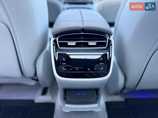 Серый Мерседес EQS SUV, объемом двигателя 0 л и пробегом 31 тыс. км за 57999 $, фото 51 на Automoto.ua