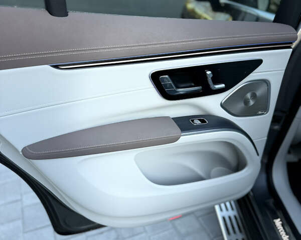 Серый Мерседес EQS SUV, объемом двигателя 0 л и пробегом 31 тыс. км за 57999 $, фото 63 на Automoto.ua