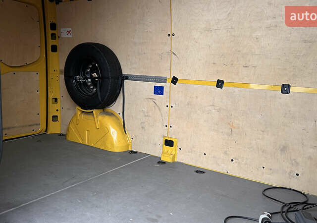 Желтый Мерседес eSprinter, объемом двигателя 0 л и пробегом 27 тыс. км за 20572 $, фото 5 на Automoto.ua