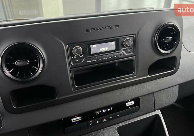 Желтый Мерседес eSprinter, объемом двигателя 0 л и пробегом 27 тыс. км за 20572 $, фото 17 на Automoto.ua