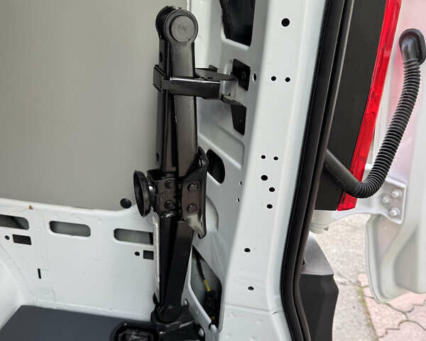 Білий Мерседес eVito, об'ємом двигуна 0 л та пробігом 44 тис. км за 16999 $, фото 33 на Automoto.ua