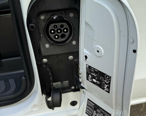 Білий Мерседес eVito, об'ємом двигуна 0 л та пробігом 44 тис. км за 16999 $, фото 35 на Automoto.ua