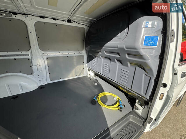 Білий Мерседес eVito, об'ємом двигуна 0 л та пробігом 44 тис. км за 16999 $, фото 29 на Automoto.ua