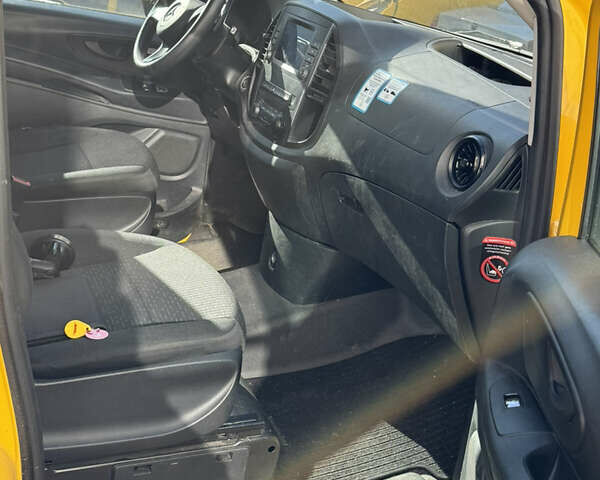 Жовтий Мерседес eVito, об'ємом двигуна 0 л та пробігом 49 тис. км за 13999 $, фото 9 на Automoto.ua