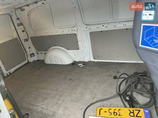 Желтый Мерседес eVito, объемом двигателя 0 л и пробегом 67 тыс. км за 12999 $, фото 6 на Automoto.ua