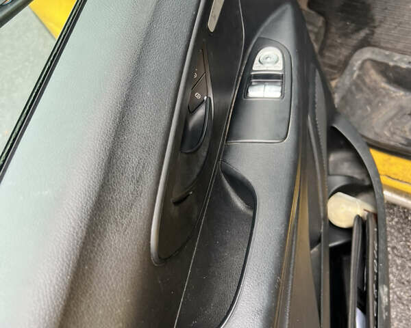 Желтый Мерседес eVito, объемом двигателя 0 л и пробегом 67 тыс. км за 12999 $, фото 15 на Automoto.ua