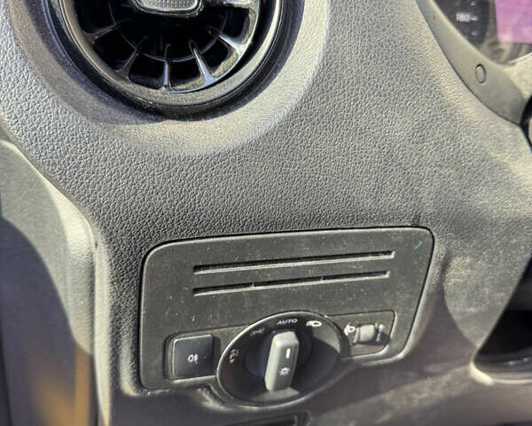 Жовтий Мерседес eVito, об'ємом двигуна 0 л та пробігом 49 тис. км за 13999 $, фото 8 на Automoto.ua