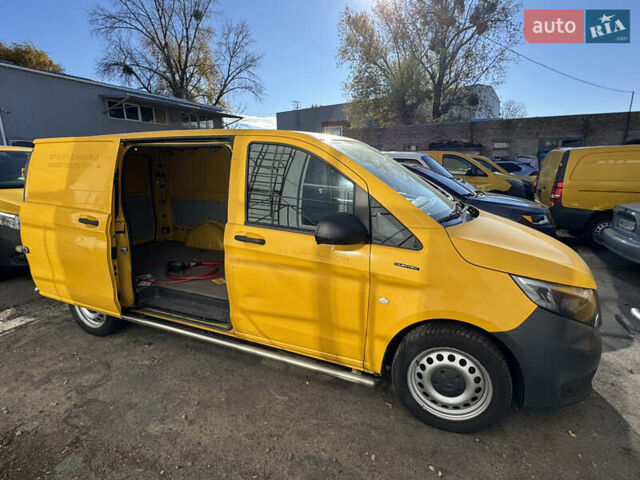 Жовтий Мерседес eVito, об'ємом двигуна 0 л та пробігом 49 тис. км за 13999 $, фото 11 на Automoto.ua