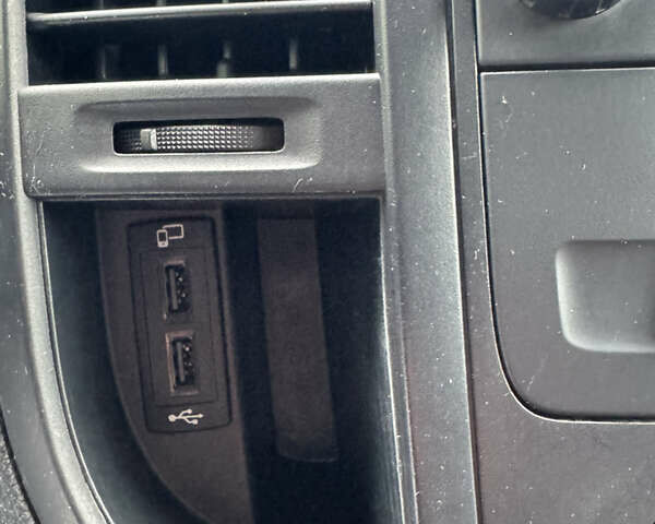 Жовтий Мерседес eVito, об'ємом двигуна 0 л та пробігом 77 тис. км за 16300 $, фото 17 на Automoto.ua