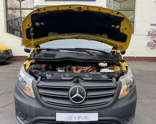 Желтый Мерседес eVito, объемом двигателя 0 л и пробегом 95 тыс. км за 18999 $, фото 41 на Automoto.ua