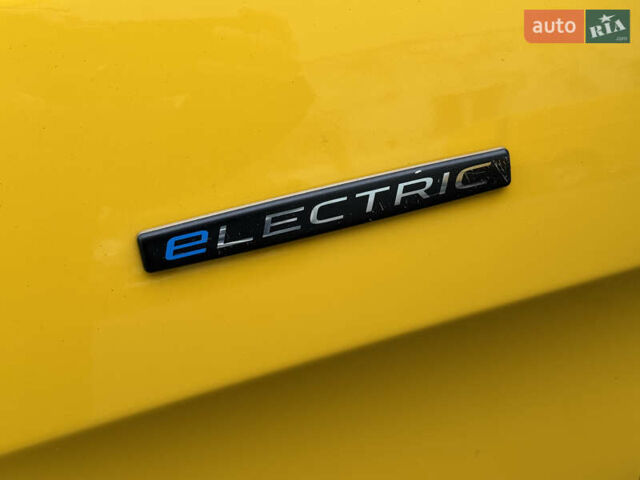 Желтый Мерседес eVito, объемом двигателя 0 л и пробегом 95 тыс. км за 18999 $, фото 39 на Automoto.ua