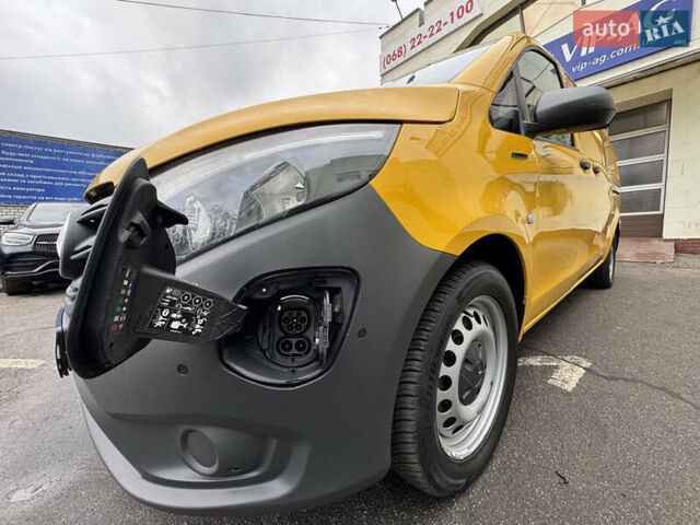 Желтый Мерседес eVito, объемом двигателя 0 л и пробегом 95 тыс. км за 18999 $, фото 36 на Automoto.ua