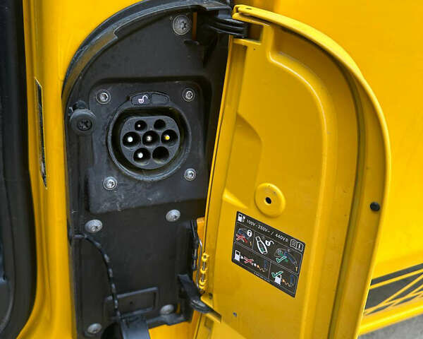 Желтый Мерседес eVito, объемом двигателя 0 л и пробегом 36 тыс. км за 23999 $, фото 10 на Automoto.ua
