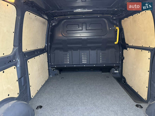 Сірий Мерседес eVito, об'ємом двигуна 0 л та пробігом 32 тис. км за 16500 $, фото 34 на Automoto.ua