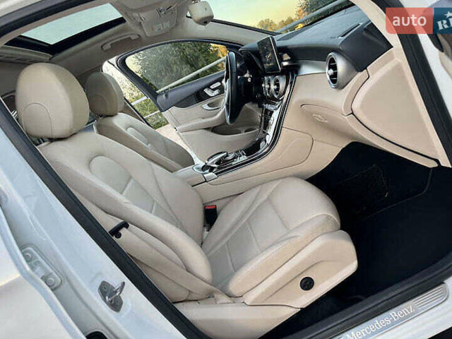 Белый Мерседес GLC-Class Coupe, объемом двигателя 1.99 л и пробегом 91 тыс. км за 30000 $, фото 43 на Automoto.ua