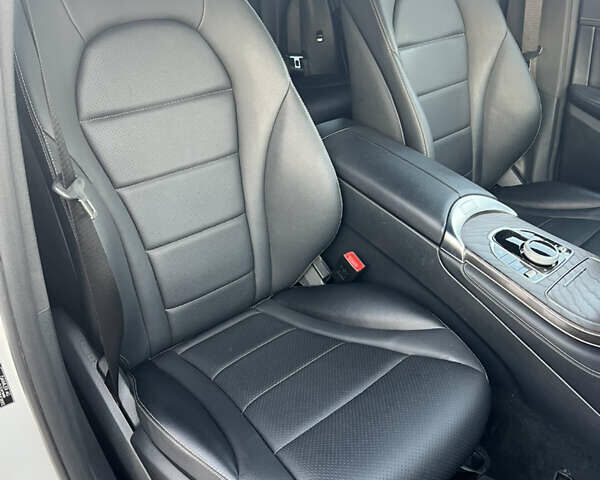Белый Мерседес GLC-Class Coupe, объемом двигателя 1.99 л и пробегом 75 тыс. км за 38500 $, фото 14 на Automoto.ua