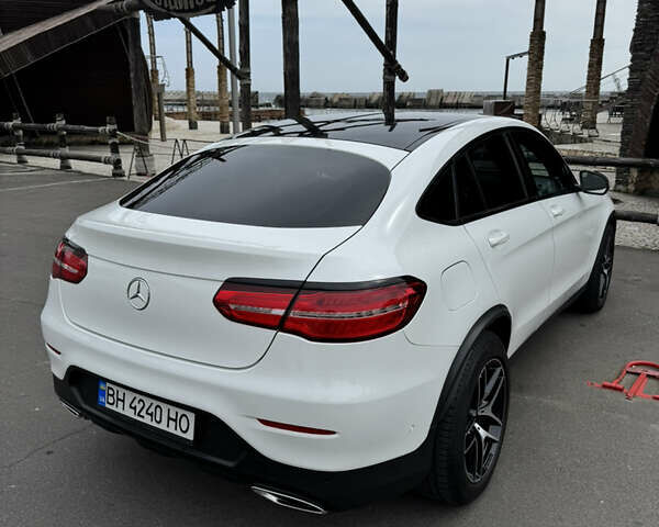 Белый Мерседес GLC-Class Coupe, объемом двигателя 1.99 л и пробегом 75 тыс. км за 38500 $, фото 7 на Automoto.ua