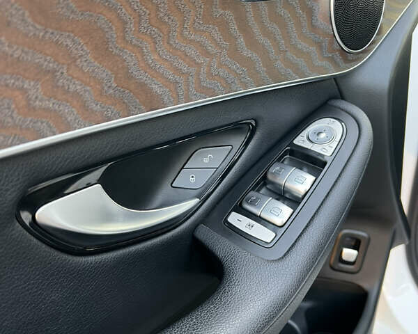 Белый Мерседес GLC-Class Coupe, объемом двигателя 1.99 л и пробегом 75 тыс. км за 38500 $, фото 11 на Automoto.ua