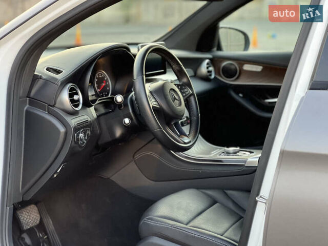 Белый Мерседес GLC-Class Coupe, объемом двигателя 1.99 л и пробегом 75 тыс. км за 38500 $, фото 12 на Automoto.ua