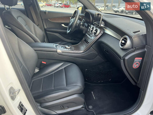 Белый Мерседес GLC-Class Coupe, объемом двигателя 1.99 л и пробегом 75 тыс. км за 39500 $, фото 13 на Automoto.ua