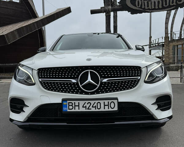 Белый Мерседес GLC-Class Coupe, объемом двигателя 1.99 л и пробегом 75 тыс. км за 38500 $, фото 3 на Automoto.ua