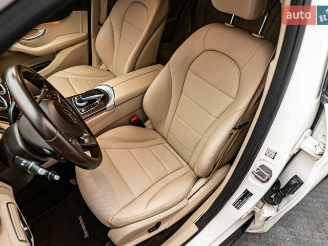 Белый Мерседес GLC-Class Coupe, объемом двигателя 2.1 л и пробегом 138 тыс. км за 35891 $, фото 9 на Automoto.ua