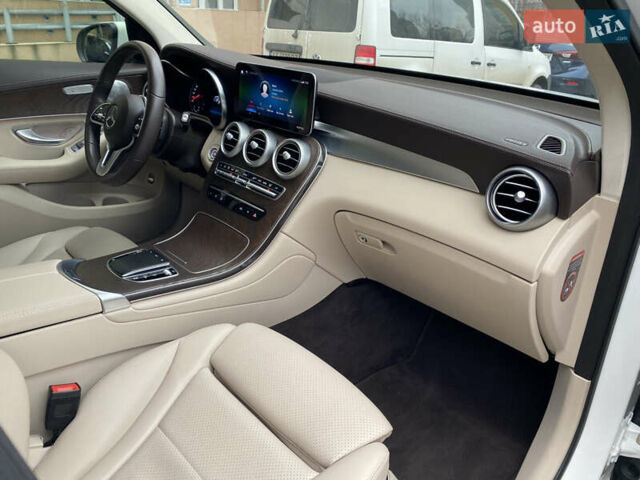 Белый Мерседес GLC-Class Coupe, объемом двигателя 1.95 л и пробегом 85 тыс. км за 45900 $, фото 24 на Automoto.ua