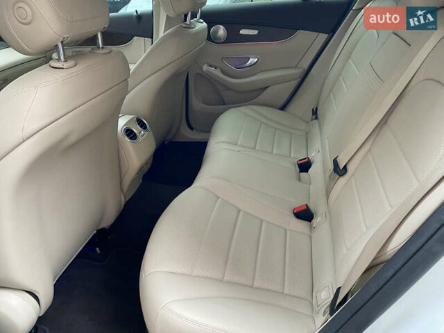 Белый Мерседес GLC-Class Coupe, объемом двигателя 1.95 л и пробегом 85 тыс. км за 45900 $, фото 16 на Automoto.ua