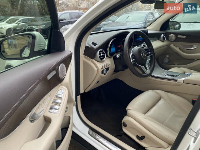 Белый Мерседес GLC-Class Coupe, объемом двигателя 1.95 л и пробегом 85 тыс. км за 45900 $, фото 11 на Automoto.ua